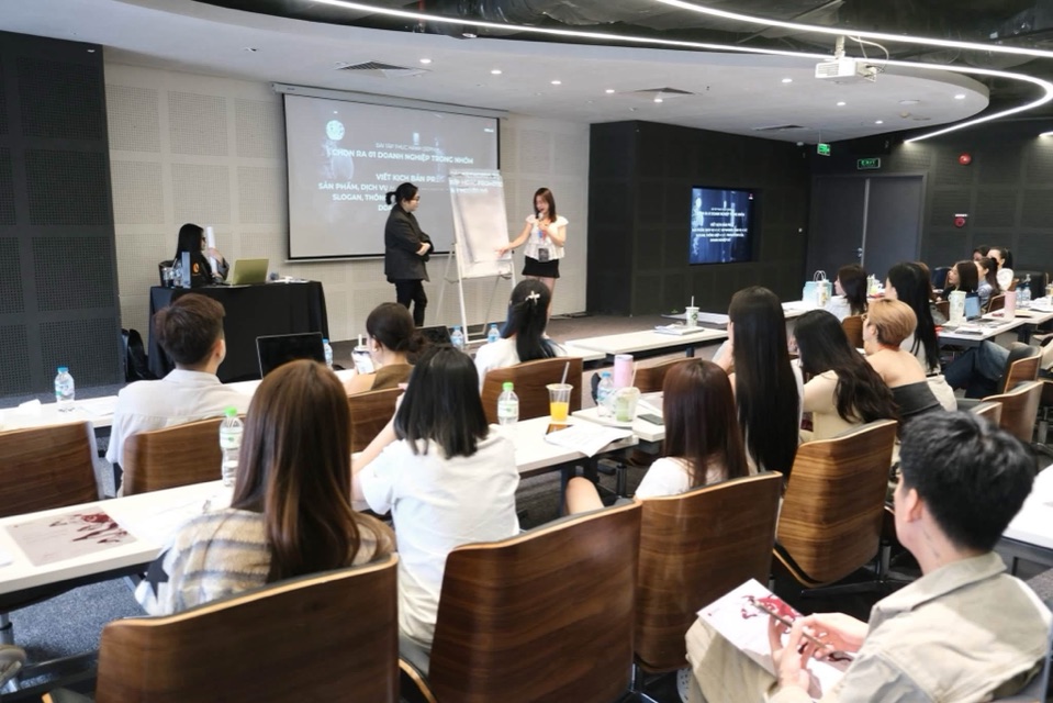 Không khí lớp học Xây Dựng và Phủ Thương Hiệu bằng Video Ngắn