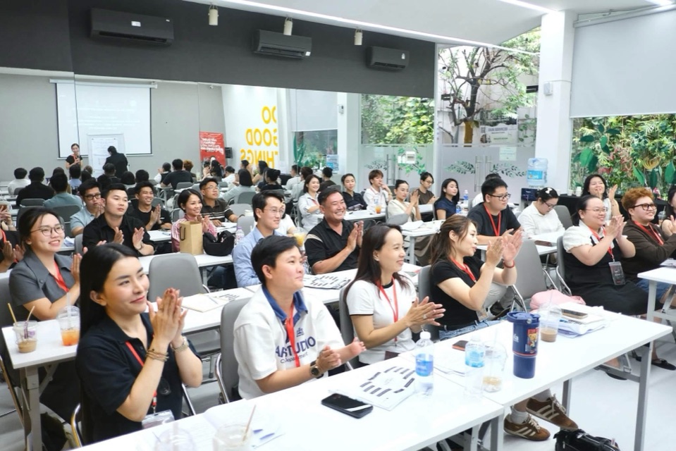Không khí lớp học Xây Dựng và Phủ Thương Hiệu bằng Video Ngắn